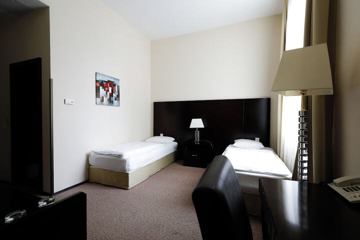 Room 13 of 40