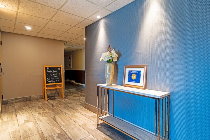 Ballroom/Hall 22 of 34