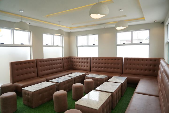 Lounge 8 of 10