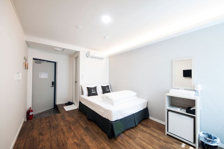 Room 16 of 44