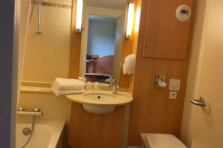 Room 6 of 12