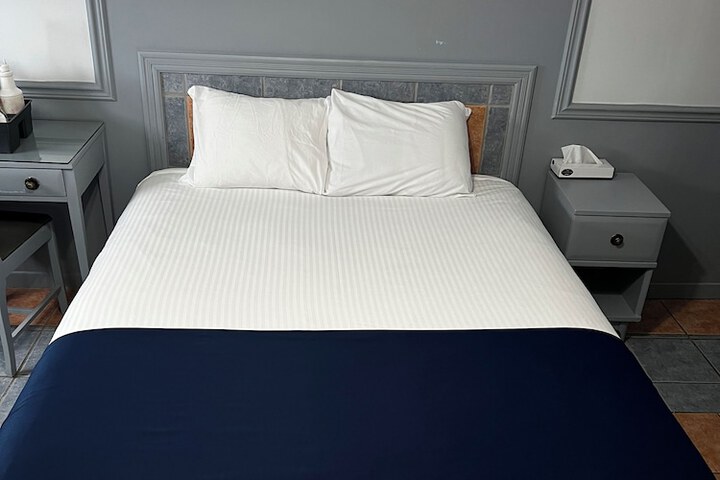 1 Queen Bed (28 of 29)