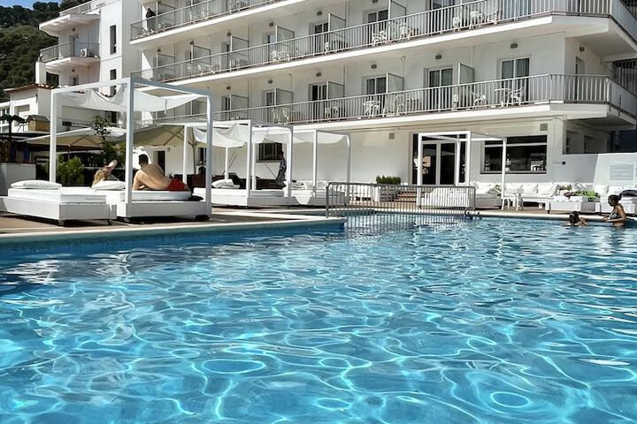 Hotel Pool