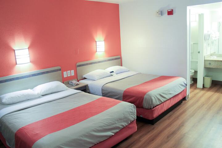 Deluxe Queen Bed (2 of 10)
