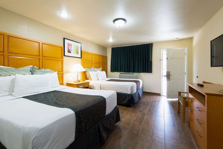 1 Queen Bed (4 of 10)