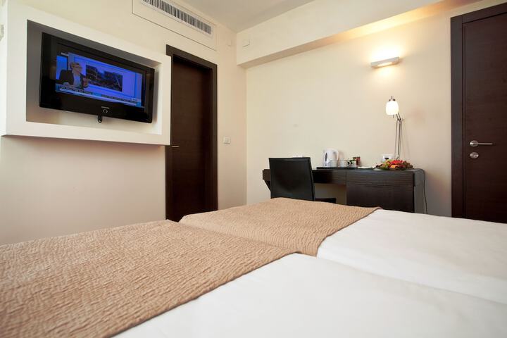 Room 9 of 75