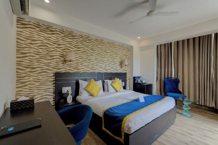 Room 8 of 18