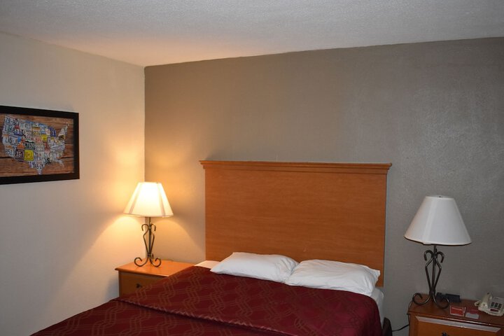 Economy Single Queen Bed (3 of 6)