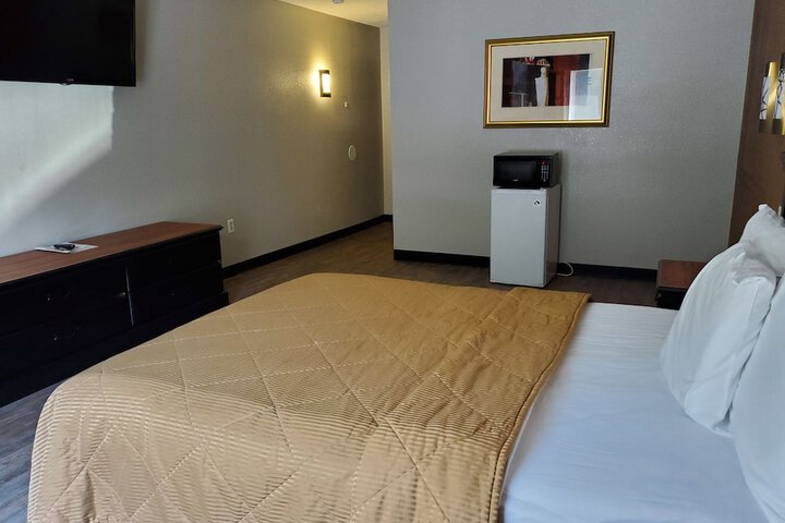 1 Queen Bed (21 of 37)