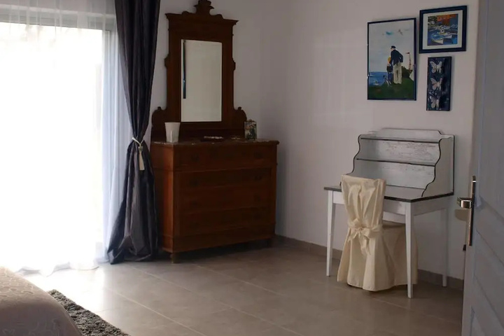 Room 2 of 6