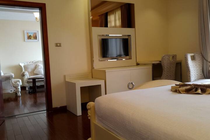 Room 8 of 33