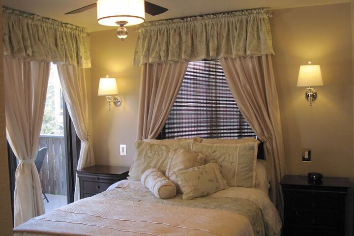 Deluxe Queen Bed (14 of 49)