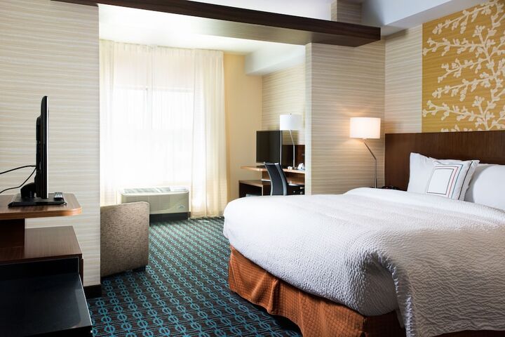 1 King Bed (2 of 7)