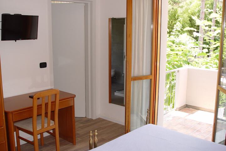 Room 6 of 38