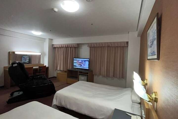 Room 2 of 6