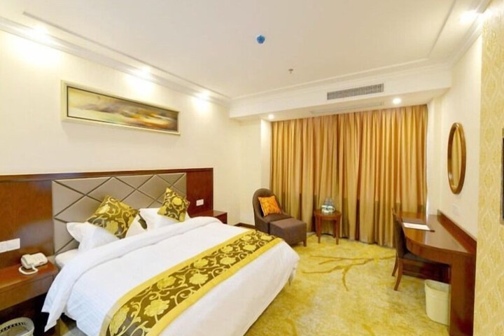 Room 12 of 25