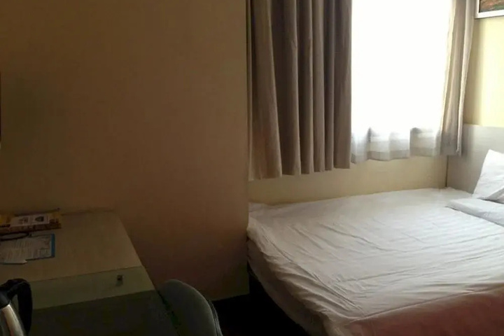Room 6 of 9