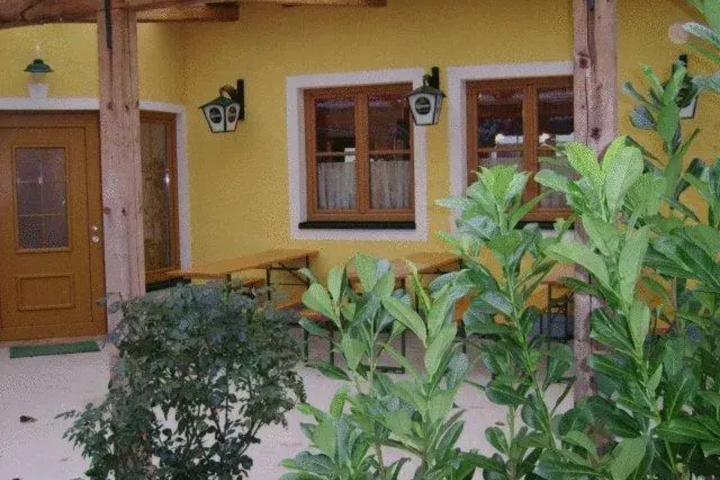 Neues G stehaus und Hotel Pension zum Gmoana