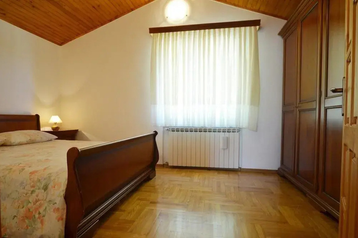 Room 6 of 13