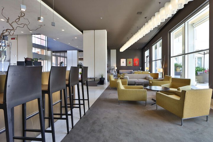 Lounge 61 of 75