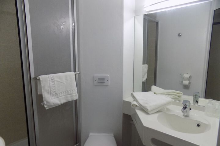 Room 10 of 73