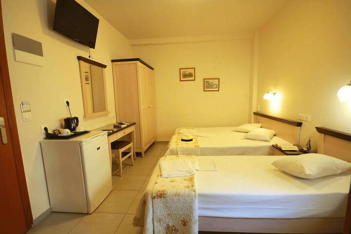 Room 10 of 33