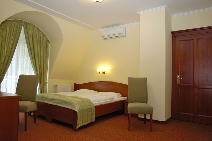 Room 4 of 42