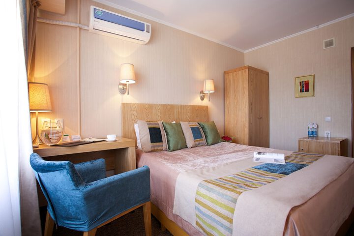 Room 9 of 30
