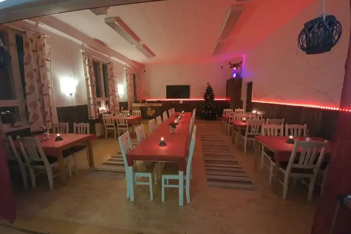 Dining 15 of 18
