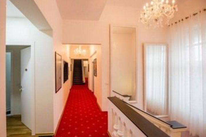 Ballroom/Hall 44 of 52