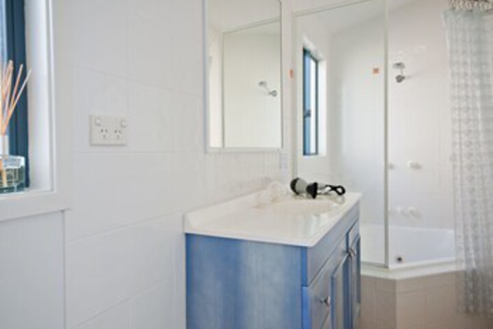 Room 6 of 16