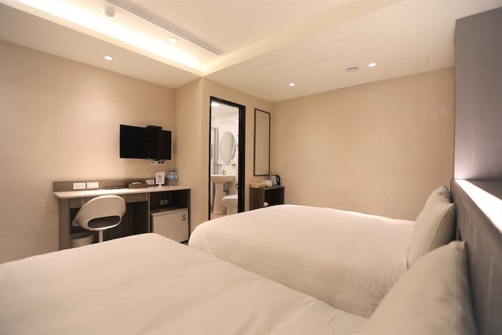 Room 42 of 79