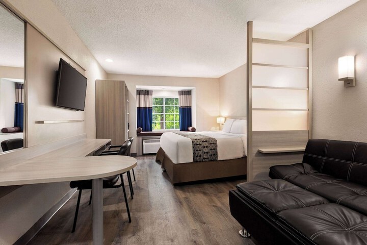 1 King Bed (5 of 7)