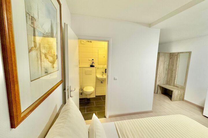 Room 8 of 34