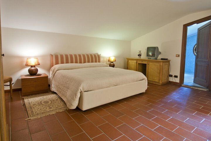 Room 7 of 94