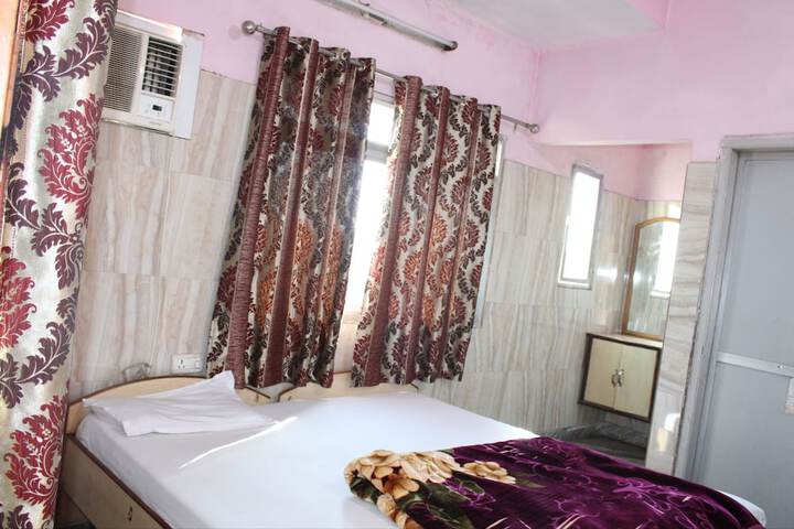 Room 13 of 20