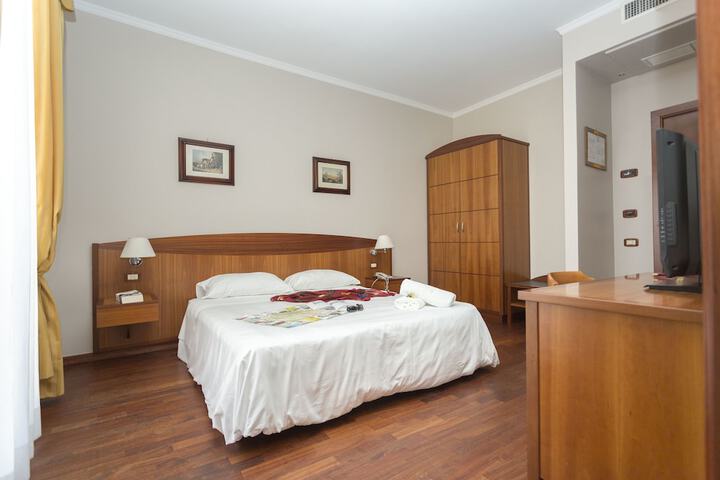Room 10 of 36