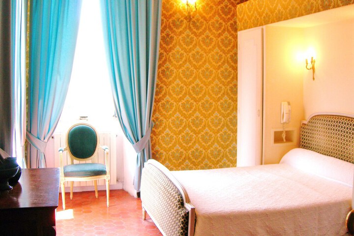 Room 7 of 40