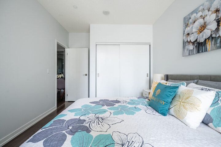 Room 6 of 242