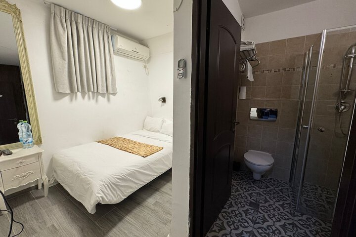 Room 28 of 90