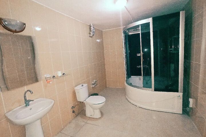 Room 6 of 42