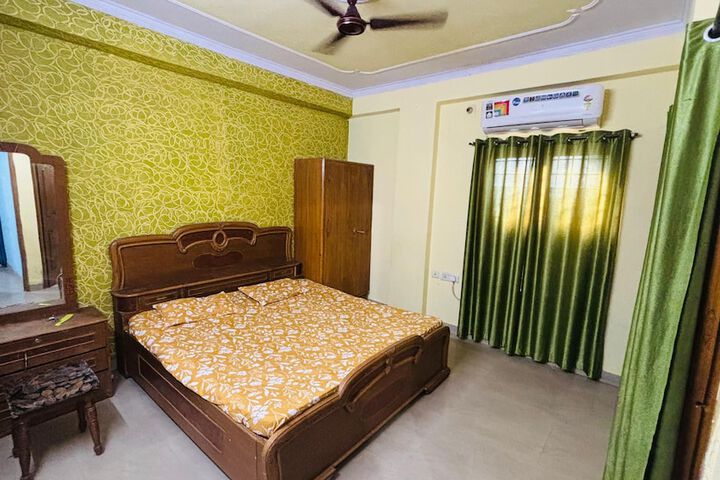 Room 4 of 8