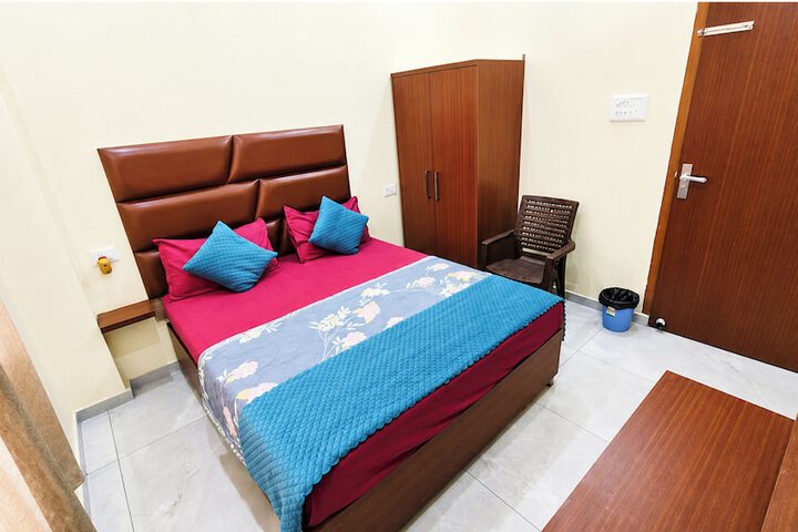 Room 8 of 15