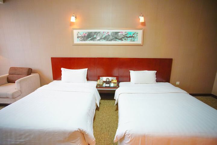 Room 15 of 33