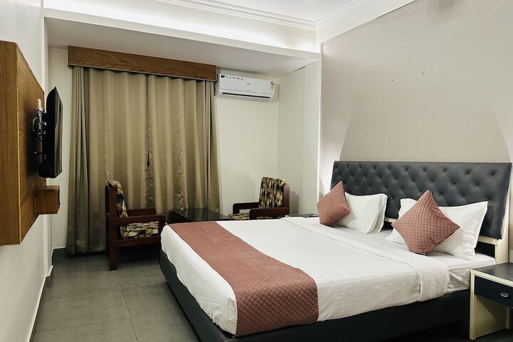 Room 4 of 9