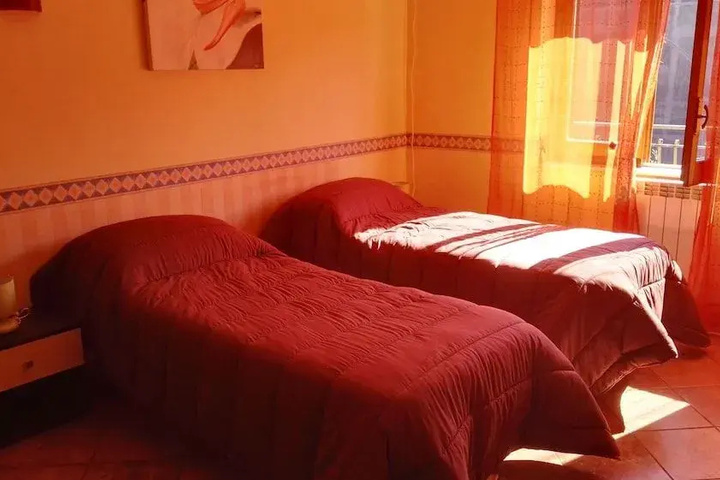Room 6 of 16