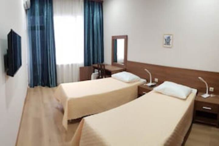 HOTEL F & G