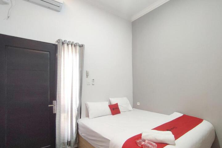 RedDoorz near Graha Saba Buana 2