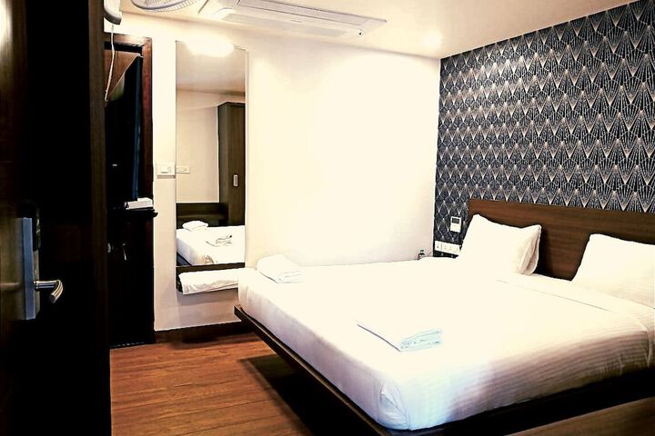 Room 4 of 33