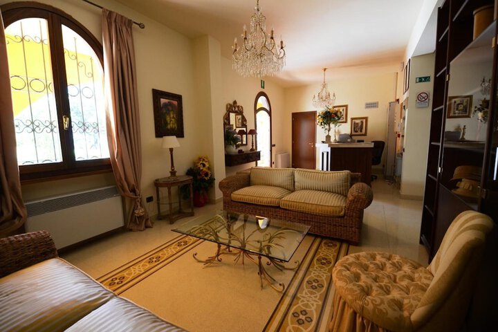 Room 8 of 28